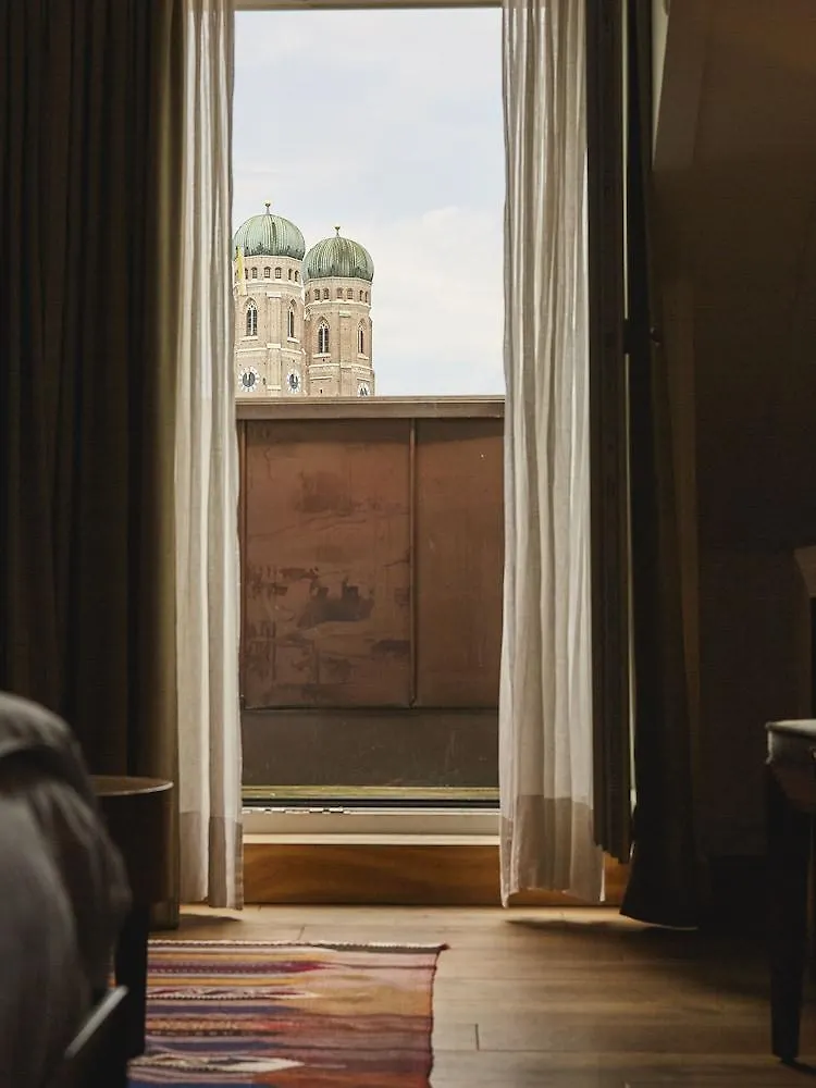 Louis Hotel Mnichov 5*,